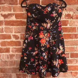 Sweetheart strapless patterned dress
